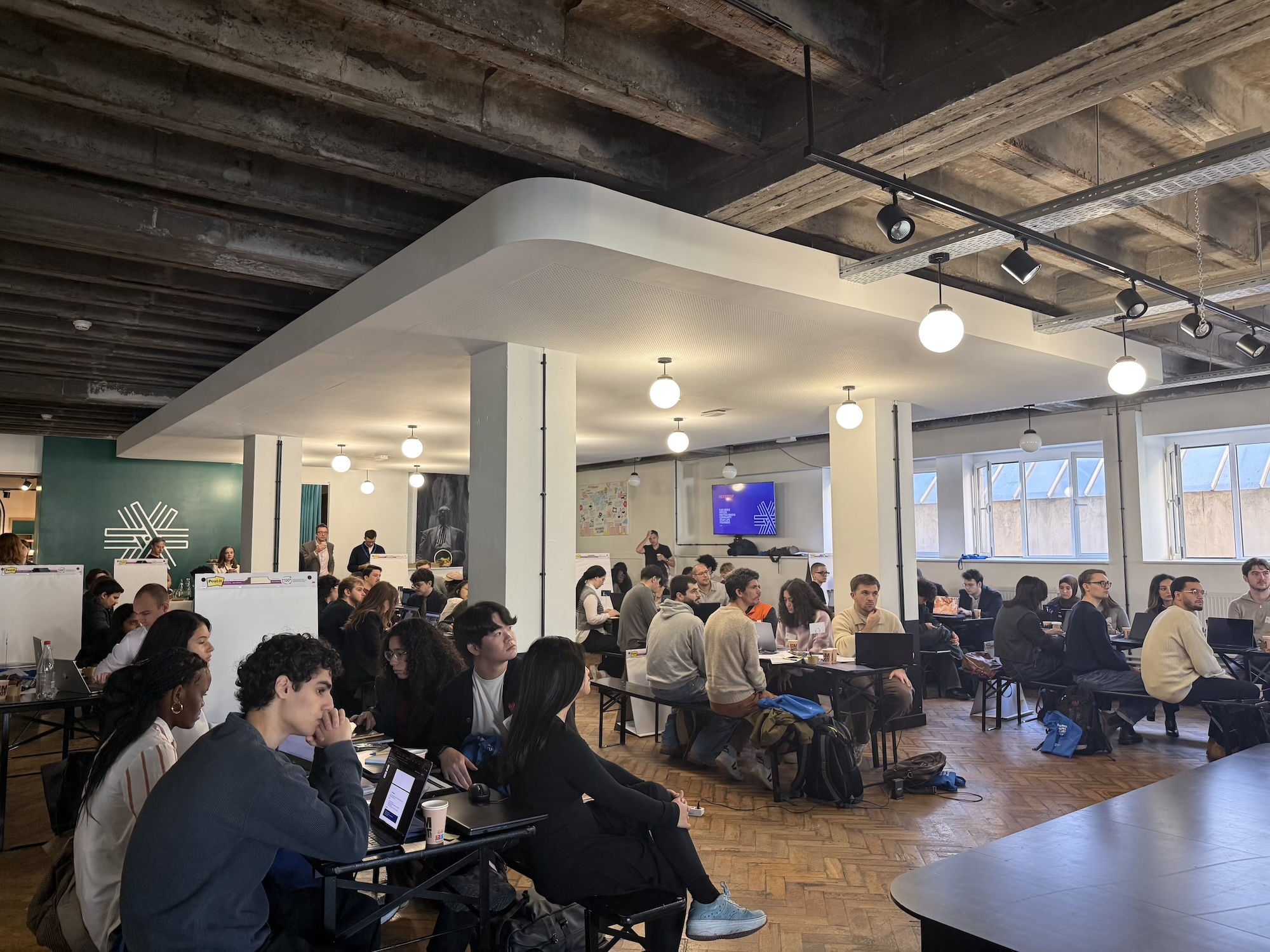 Étudiants travaillant en équipe lors du European AI Challenge 2026